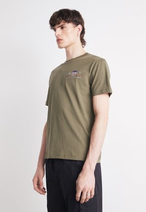 ARCHIVE SHIELD - Basic T-shirt - olive