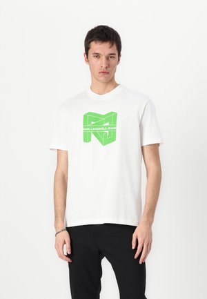 Camiseta de algodón blanca con un diseño de logo geométrico verde y el texto "KARL LAGERFELD JEANS", cuello redondo, mangas cortas y corte relajado.