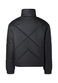 Veste matelassée noire avec col montant, motif losange matelassé, poignets élastiques et coupe courte, présentant une texture de tissu lisse et brillante.