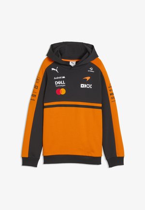 Sudadera con capucha negra y naranja con los logotipos de Puma, Dell, Mastercard, OKX, Android y DP World en el pecho y las mangas.
