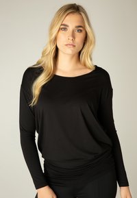 Zwarte langesleeve top met een relaxed fit, voorzien van een ronde halslijn en gathered textuur bij de taille. Glad materiaal en minimalistisch ontwerp.