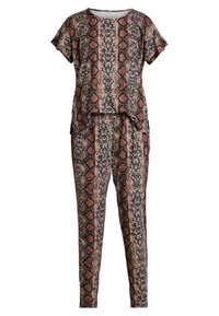 Ensemble deux pièces avec imprimé serpent marron et beige, haut ample à manches courtes et pantalon slim assorti avec taille élastique.