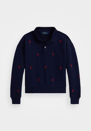Polo de manga larga azul marino, con detalles de logotipos bordados en rojo distribuidos por la tela y un cuello clásico.