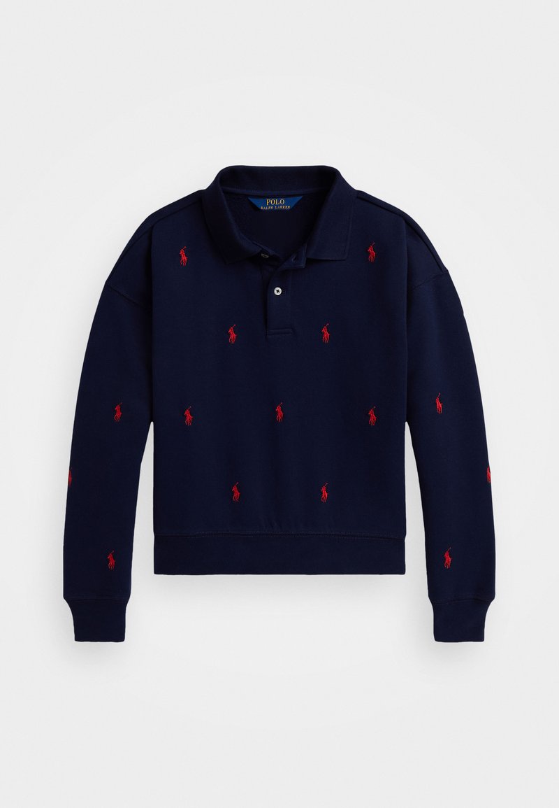 Marinblå polo med långa ärmar, prydd med röda broderade logodetaljer spridda över tyget och en klassisk krage.