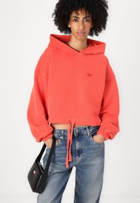 Tommy Jeans CROP SCRIPT HOODIE - Sweatshirt - bright vermillion