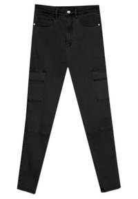 Pantalones cargo de mezclilla negra con un ajuste Slim, que cuentan con dos bolsillos laterales, un cierre frontal con botón y detalles de costura en las piernas.