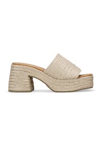 Sandali con zeppa beige, con una tomaia in tessuto intrecciato e un tacco spesso e rigato. Design con punta aperta e dettaglio di superficie texture in tutto il sandalo.