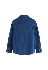 Camicia di jeans blu a maniche lunghe con polsini abbottonati e colletto classico, mostrata dal retro su uno sfondo bianco.