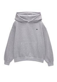 Sweat-shirt à capuche gris clair avec manches longues, poche kangourou devant, poignets et ourlet côtelés, et petit logo sombre sur la poitrine gauche.