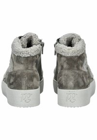 Šedé semišové kotníkové boty s umělou kožešinou, které mají polstrovaný límec, boční zipy a bílou texturovanou platformu.