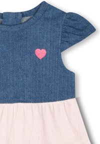 Robe en denim bleu pour tout-petits avec des manches bouffantes, ornée d'un petit cœur en paillettes roses sur la poitrine et d'une jupe en tulle rose.