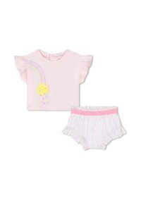 Roze T-shirt met korte mouwen en ruches, met een ontwerp van een regenboog en zon. Bijpassende gestreepte short met ruches en een roze tailleband.