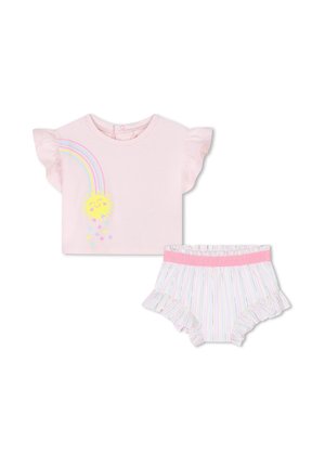 T-shirt rosa a maniche corte con maniche arricciate, caratterizzata da una stampa di un arcobaleno e del sole. Pantaloni corti a righe abbinati con arricciature e una vita rosa.