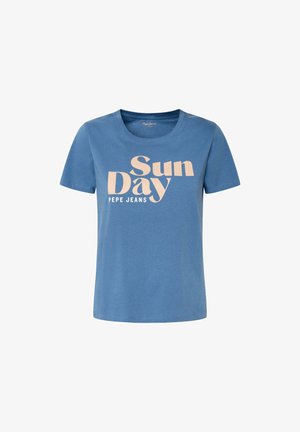 Modra bombažna majica s kratkimi rokavi, okroglo ovratnikom in velikim grafičnim tiskom z napisom "Sončen dan" v svetlo rožnati barvi. Prikazano ime blagovne znamke.