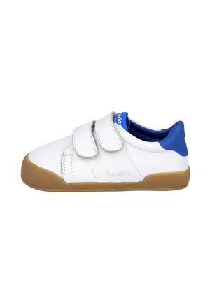 Zapatillas infantiles blancas con dos correas de Velcro, cuello del talón azul y suela de goma marrón, vistas de lado.