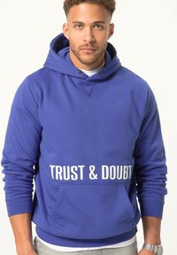 Sudadera azul con bolsillo frontal, texto blanco "CONFIAR Y DUDAR" impreso en el pecho, y capucha con cordón.