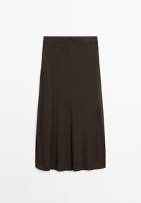 Jupe midi marron à côtes avec une texture lisse, présentant un design droit et une fente sur le côté près de l'ourlet. Convient à diverses occasions.