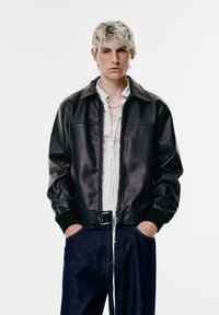 PULL&BEAR Kunstlederjacke black/schwarz