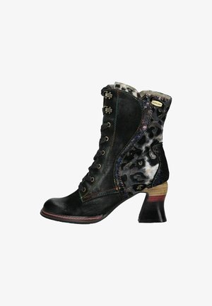 Botín negro de cuero con cordones y panel de tela de leopardo, costuras decorativas, tacón de madera apilada y etiqueta de la marca cerca del cuello.