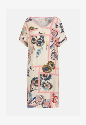 Korte V-hals jurk met korte mouwen, voorzien van een pastelroze rasterlaag en bloemen- en vlinderpatronen op een crèmekleurige achtergrond.