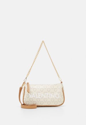 Sac à main rectangulaire beige Valentino avec petits logos marron, garniture en cuir tanné, bandoulière chaîne dorée et une bandoulière supplémentaire en cuir tanné.