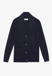 Granatowy kardigan prążkowany z kołnierzem szalowym, zapinany na pięć guzików, z dwoma przednimi kieszeniami. Wykonany z dzianiny o fakturze.