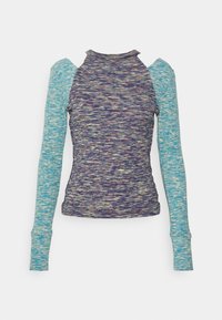 Långärmad topp med en blandning av blå och lila stickad tyg. Har texturerade mönster och en hög halsdesign. Axlarna har utskärningar.