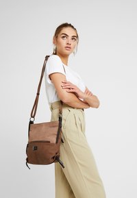 TOM TAILOR ELIN - Umhängetasche - brown