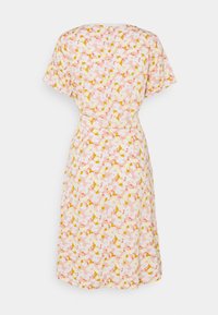 Robe fleurie rose clair à manches courtes, taille cintrée et jupe fluide mi-longue vue de dos.