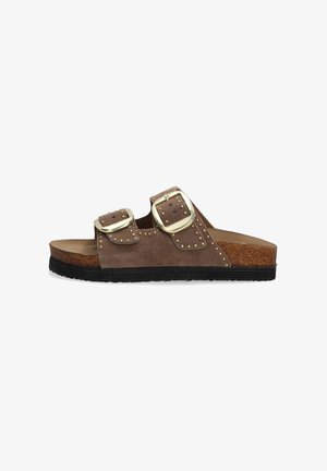 Bruine suède sandalen met twee brede banden, gouden gespen, studaccenten en een kurken voetbed met een zwarte rubberen zool.