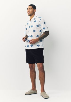 Next REGULAR FIT - JUMBO - Rövidnadrágok - black