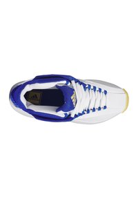 Scarpa sportiva bianca con accenti in tessuto blu, lacci bianchi e suola texturizzata. Presenta un dettaglio del logo dorato sulla soletta.