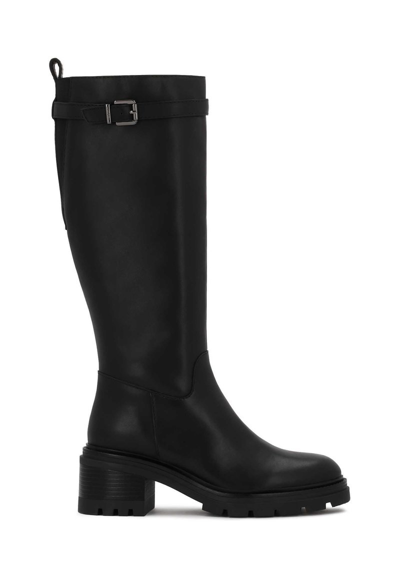 Bota negra de cuero hasta la rodilla con tacón rectangular, acento de hebilla en la parte superior y suela texturizada para tracción. Acabado liso en general.