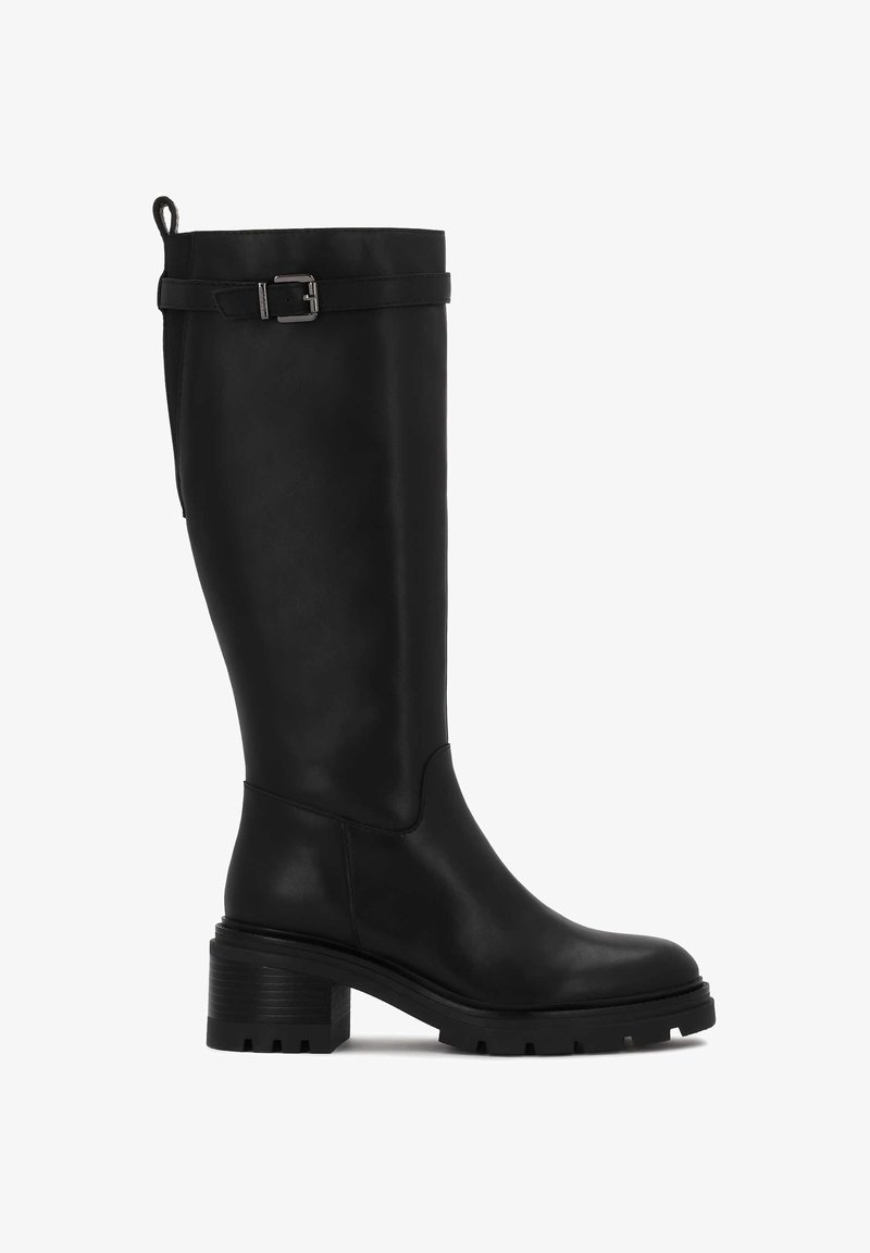 Bota negra de cuero hasta la rodilla con tacón rectangular, acento de hebilla en la parte superior y suela texturizada para tracción. Acabado liso en general.