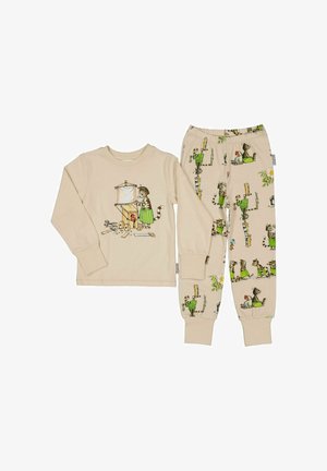 Beige børnepyjamas med lange ærmer og manchetter, med illustrationer af en kat, der bygger en trævogn, og et gentagende mønster af katten og en høne.