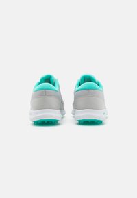 Baskets de sport grises avec des accents turquoise, dessus en tissu texturé, col rembourré et semelle intermédiaire blanche. Semelle crantée pour une meilleure adhérence.