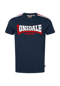Námořnická modrá bavlněná tričko s bílými a červenými akcenty. Na přední straně má výrazné logo "LONSDALE LONDON" v bílé a červené barvě. Krátké rukávy.
