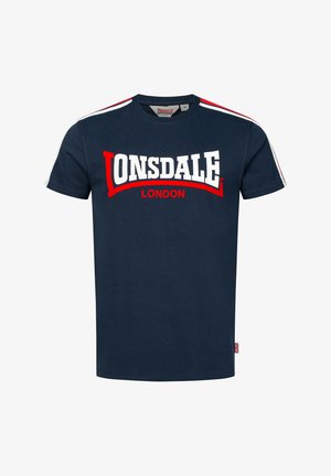 Námořnická modrá bavlněná tričko s bílými a červenými akcenty. Na přední straně má výrazné logo "LONSDALE LONDON" v bílé a červené barvě. Krátké rukávy.