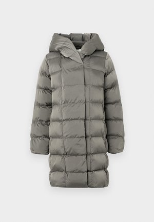 Pelēks pūkains mētelis ar kapuci, ar kvadrātu dizainu un taisnu apakšmalu. Izgatavots no spoguļojoša, gluda auduma ar vieglu sajūtu.