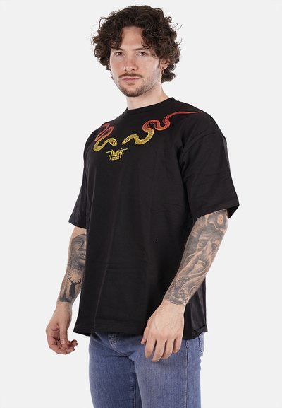 T-shirt nera a maniche corte con grafica di un serpente giallo e rosso. Tessuto liscio con una vestibilità comoda e scollatura a girocollo.