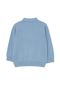 Lichtblauwe gebreide trui met een polo kraag, lange mouwen, geribde zoom en naadloos schouderontwerp. Zachte textuur zonder zichtbare patronen.