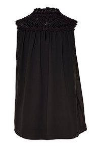 Blusa nera senza maniche con colletto in pizzo alto, arricciature sul retro e chiusura a oblò. Tessuto morbido con un design fluido.