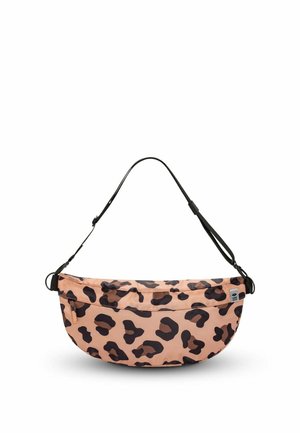 Kleine crossbodytas met verstelbare zwarte riem, lichtbruine stof en donkerbruine onregelmatige luipaardvlekken, voorvak met ritssluiting.