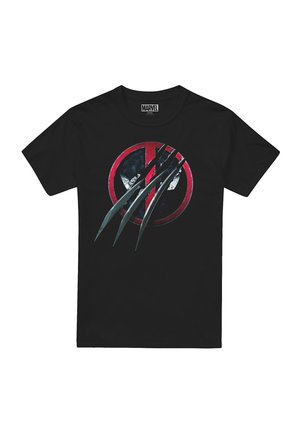 Schwarzes Baumwoll-T-Shirt mit einem grafischen Design von Krallen und einem runden Emblem in Rot und Grau. Kurze Ärmel und normale Passform.