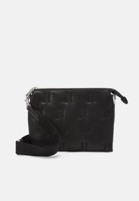 Czarna skórzana torebka woreczek z tłoczonym wzorem "J!", srebrnym zamkiem błyskawicznym i regulowanym paskiem. Gładka faktura, prostokątny kształt.