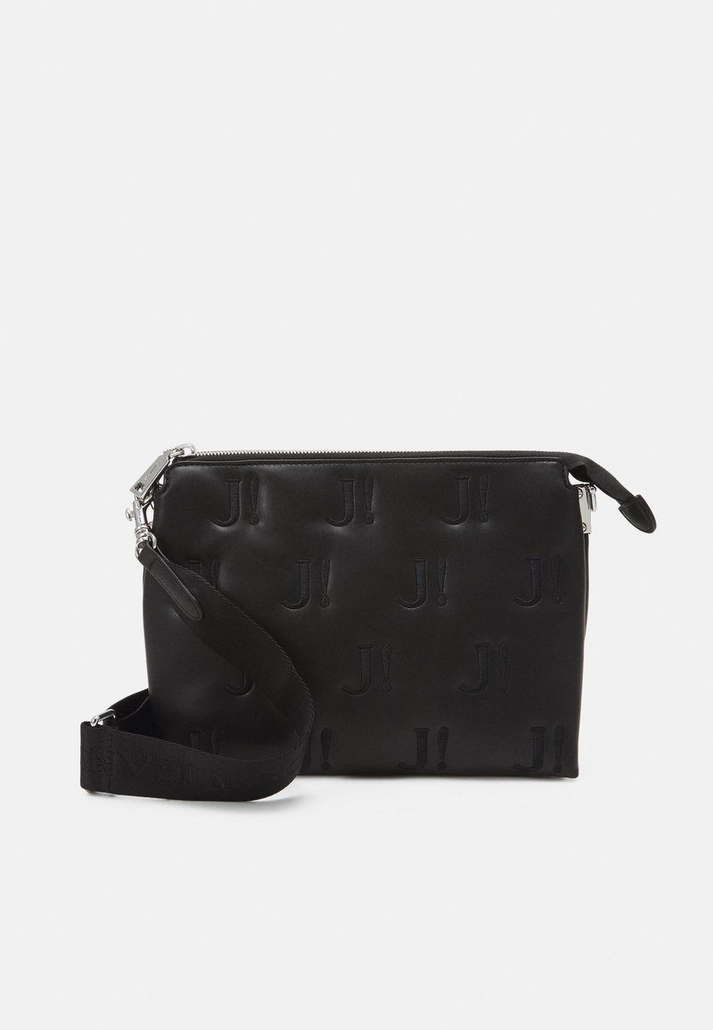 Czarna skórzana torebka woreczek z tłoczonym wzorem "J!", srebrnym zamkiem błyskawicznym i regulowanym paskiem. Gładka faktura, prostokątny kształt.