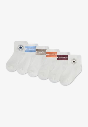 Sechs Paar weiße Knöchelsocken mit bunten Converse-Logos und Streifen in Blau, Braun, Orange und Burgunder auf weißem Hintergrund.