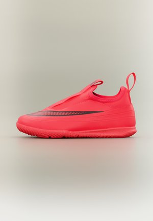Ereda punase värviga ilma paelteta spordijalanõu, musta swoosh-logoga, tekstuurse tallaga ning tõmbeaasadega keelel ja kannal, vaadelduna küljelt.