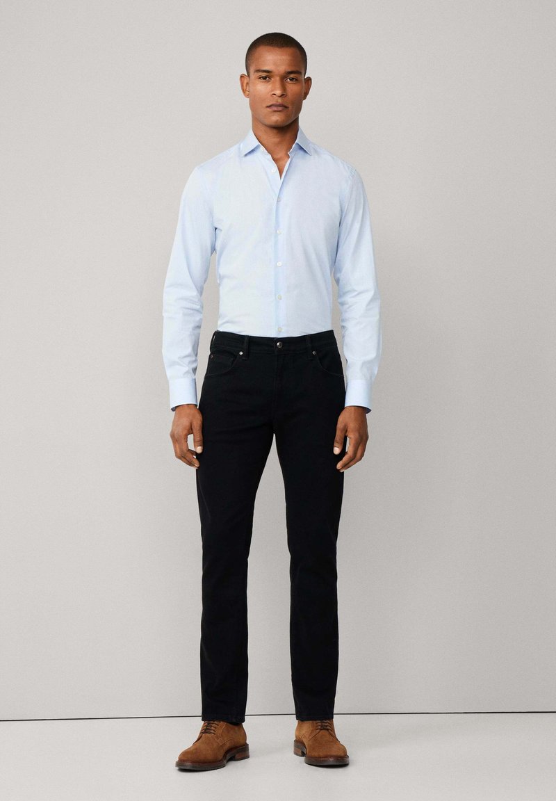 camicia celeste camicia blu pantalone nero