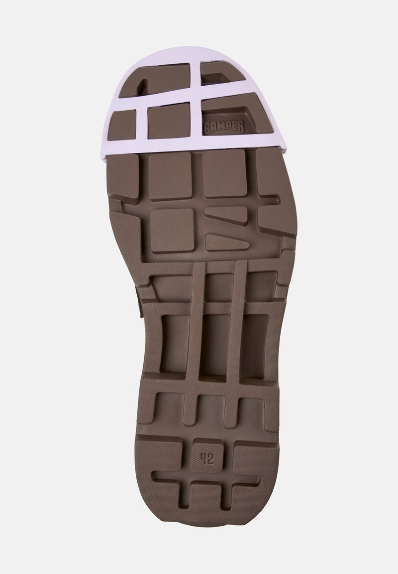 Semelle de chaussure en caoutchouc marron avec un motif en grille, dotée d'une accentuation blanche au niveau des orteils. Taille indiquée comme 42, avec des détails texturés sur l'ensemble.